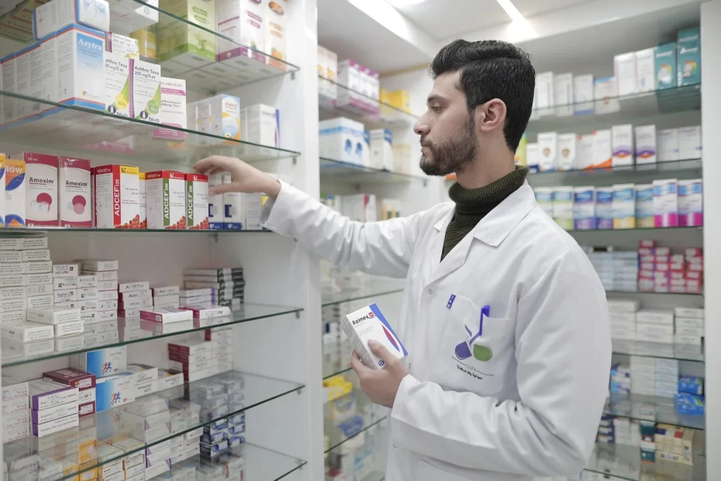 Dona de loja de cosméticos confere caixas no estoque com uma planilha impressa na mão