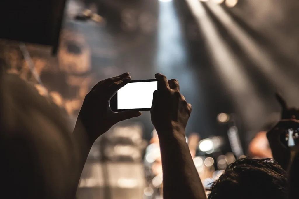 Dona de loja de cosméticos grava com o celular um vídeo vertical do produto para anúncio no Instagram