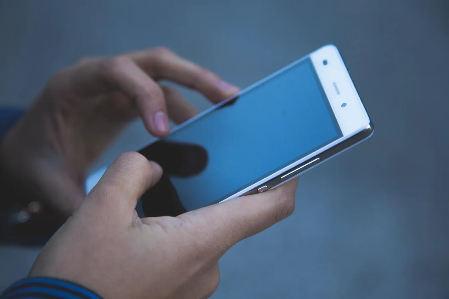 Funcionários embalam pedidos enquanto acompanham mensagem de cliente no celular