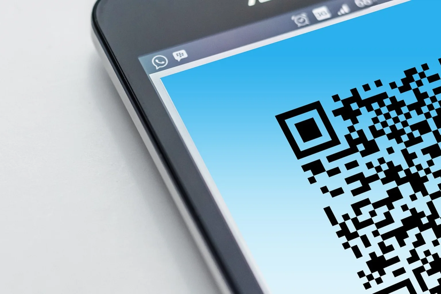 Cliente paga compra online com Pix escaneando o QR Code pelo celular na cozinha
