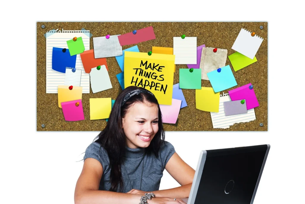 Dona de loja virtual organiza o planejamento da promoção de Black Friday num quadro de notas no estoque