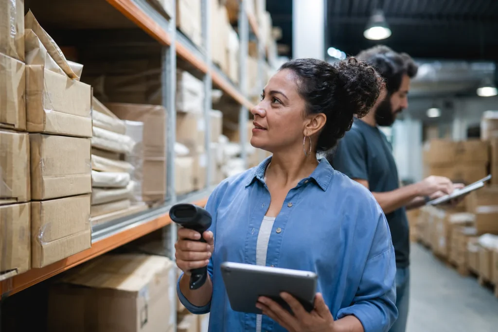 Gestora brasileira de e-commerce conferindo estoque em armazém para vender em múltiplos marketplaces.