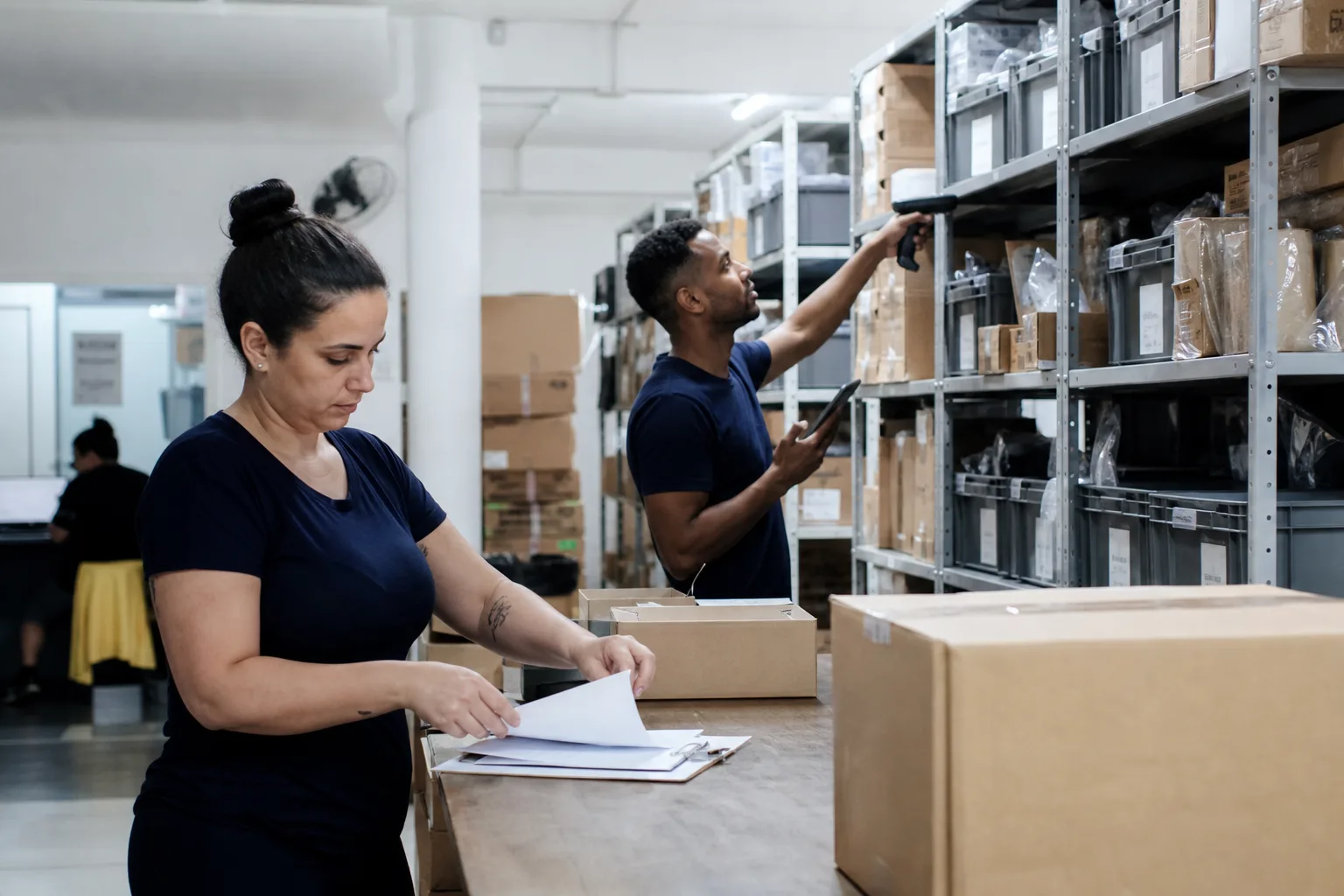 Equipe brasileira separando pedidos de loja virtual em área de expedição multicanal.