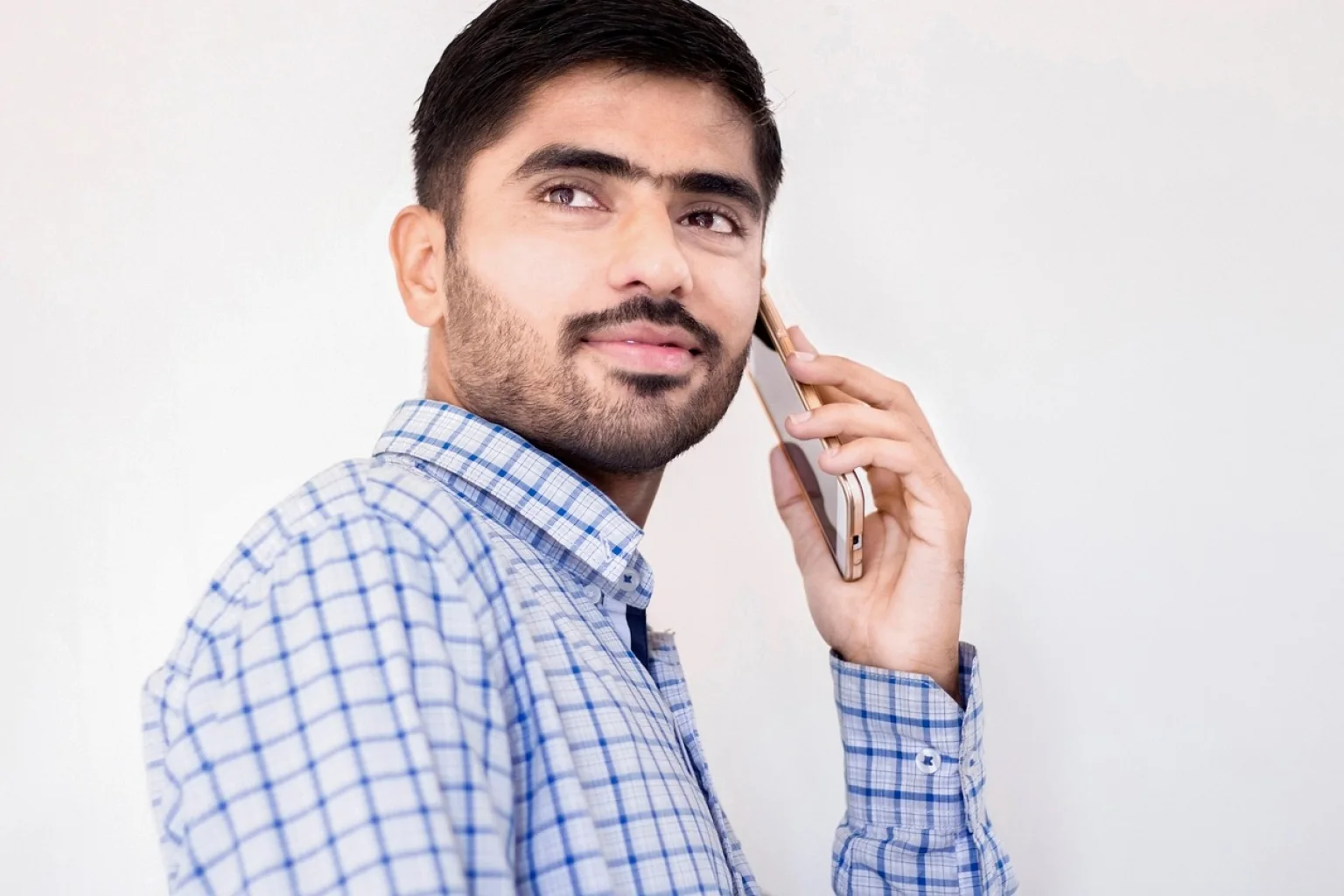 Lojista confere mensagem no celular enquanto separa pedido no estoque