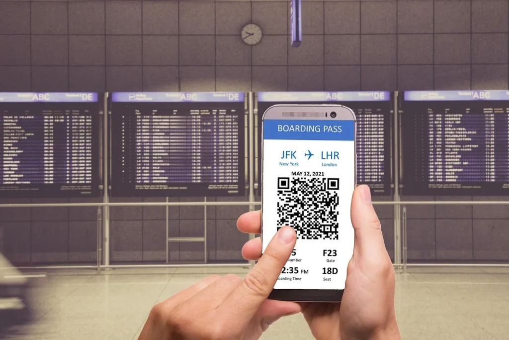 Passageiro aproxima o celular do leitor do portão de embarque em aeroporto brasileiro